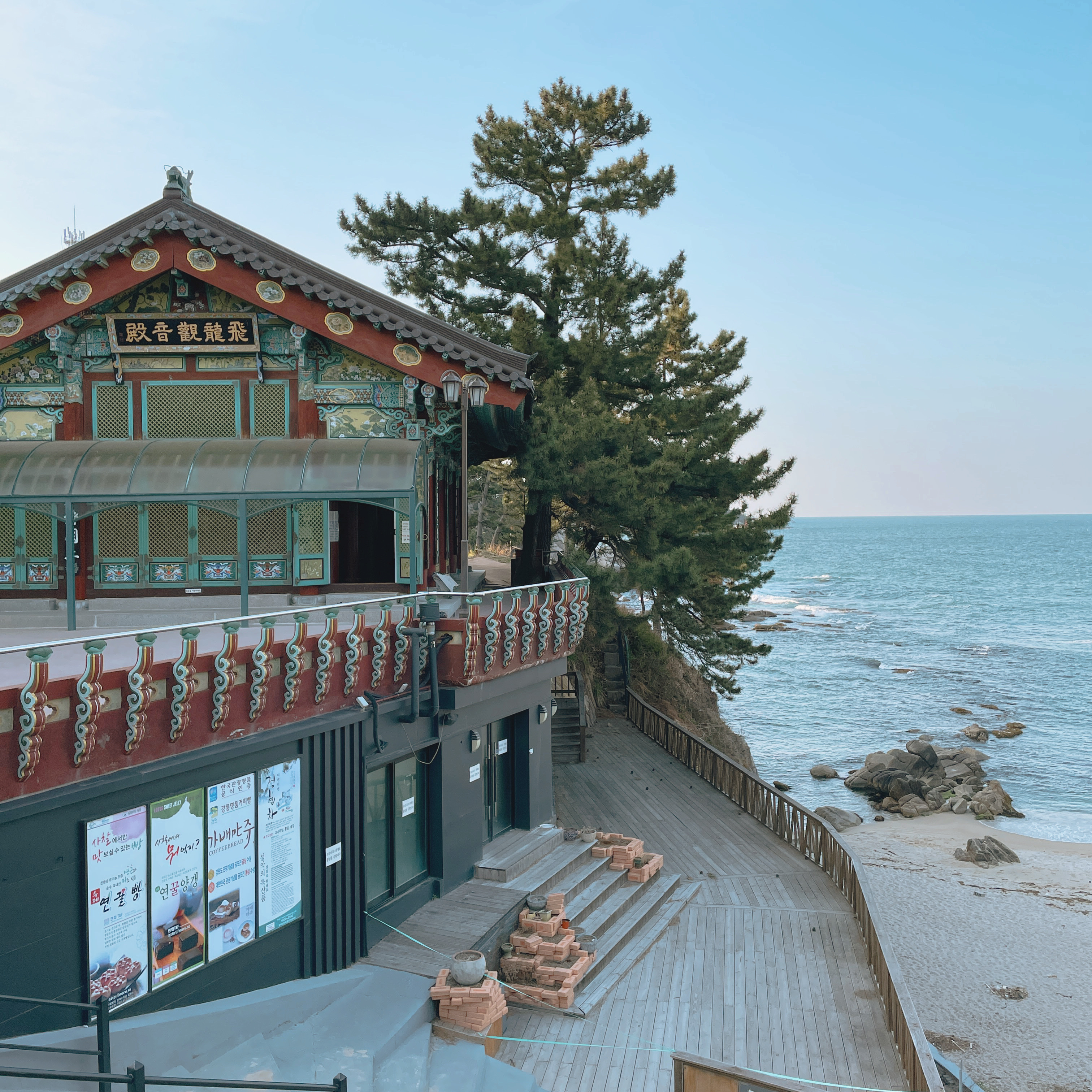 休休庵全景，庵院与东海尽收眼底。