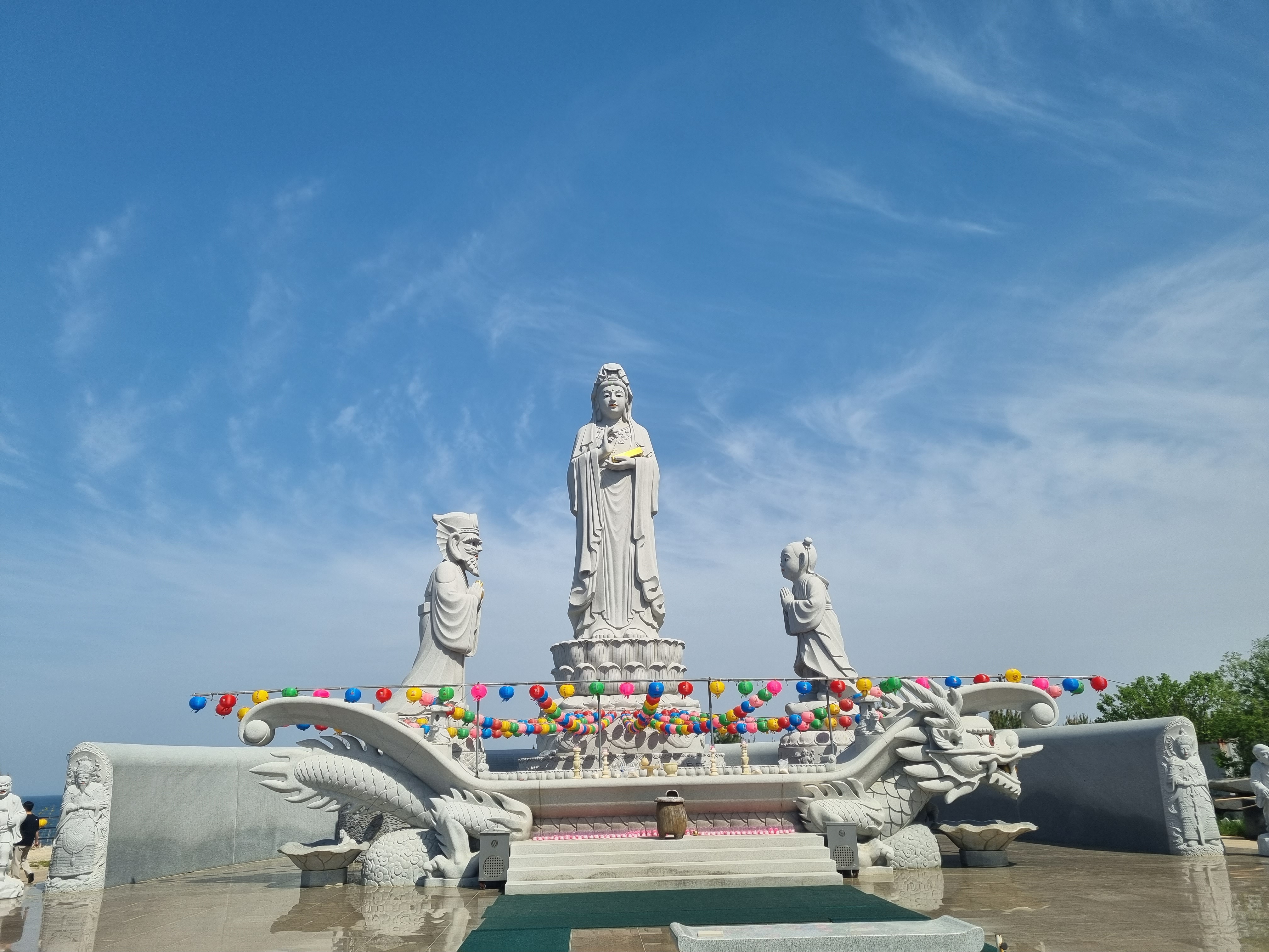 智慧观音像远景，与东海海景相互呼应。